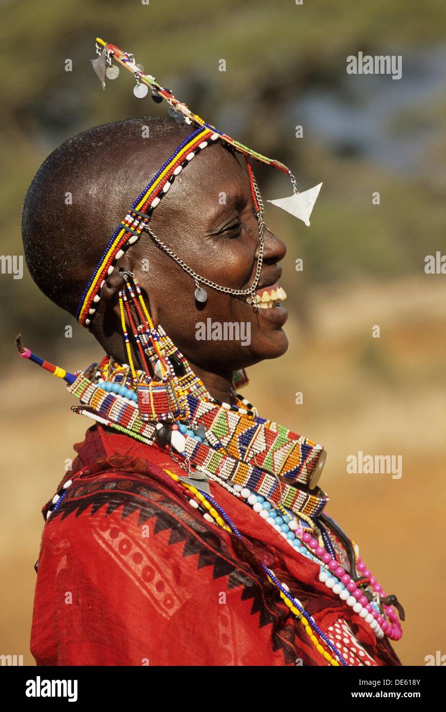 femme Masai portant des bijoux de perles extraordinaires en regard du Stock  Photo - Alamy