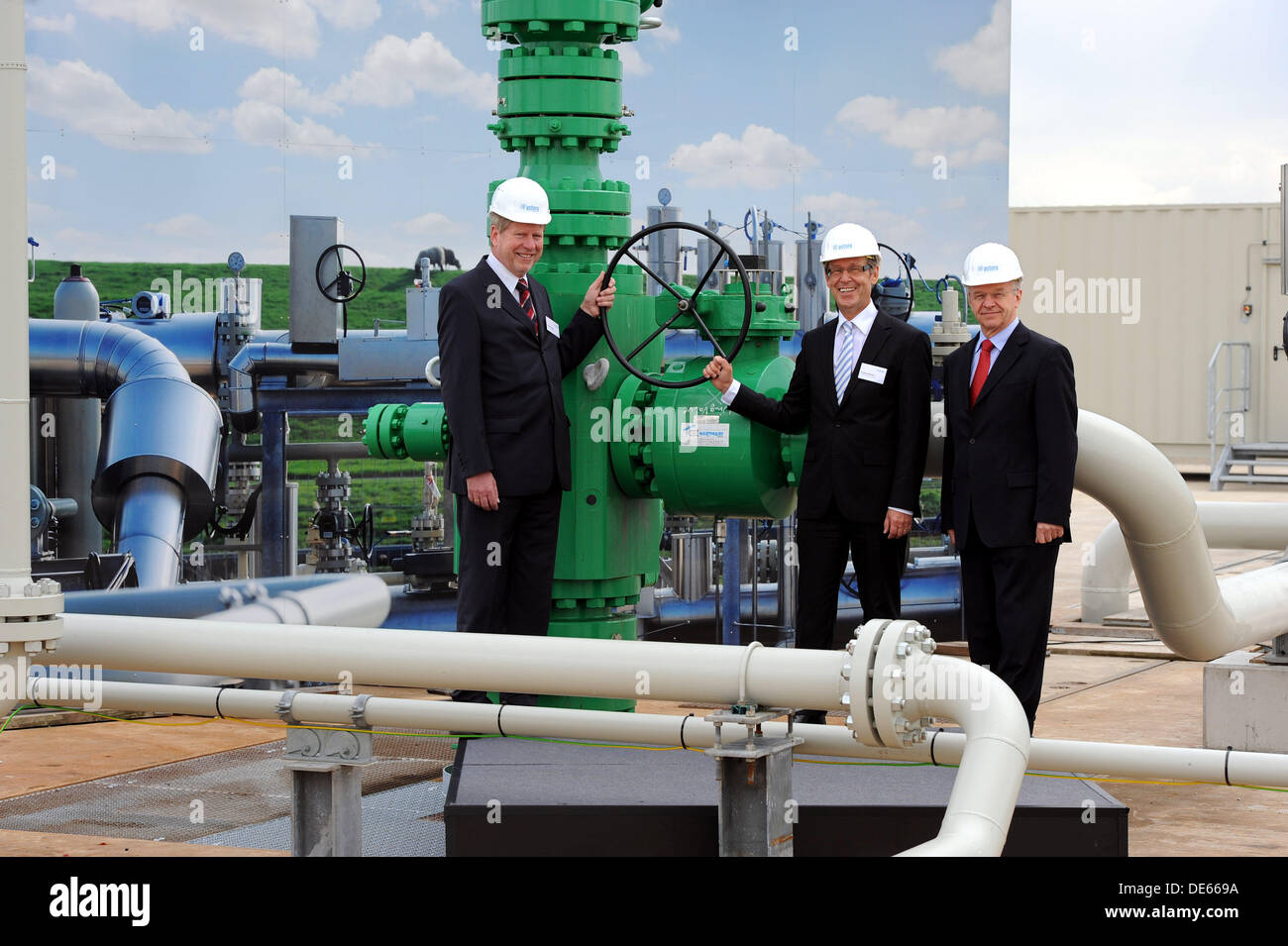 Mayor of Jemgum Johann Tempel (L-R), managing director of astora Andreas Renner and county commissioner of Leer Bernhard Bramlage, officially put the new natural gas storage in Jemgum into operation, Germany, 12 September 2013. Germany's largest underground natural gas storage of the company astora GmbH was officially taken into operation. Photo: Ingo Wagner Stock Photo