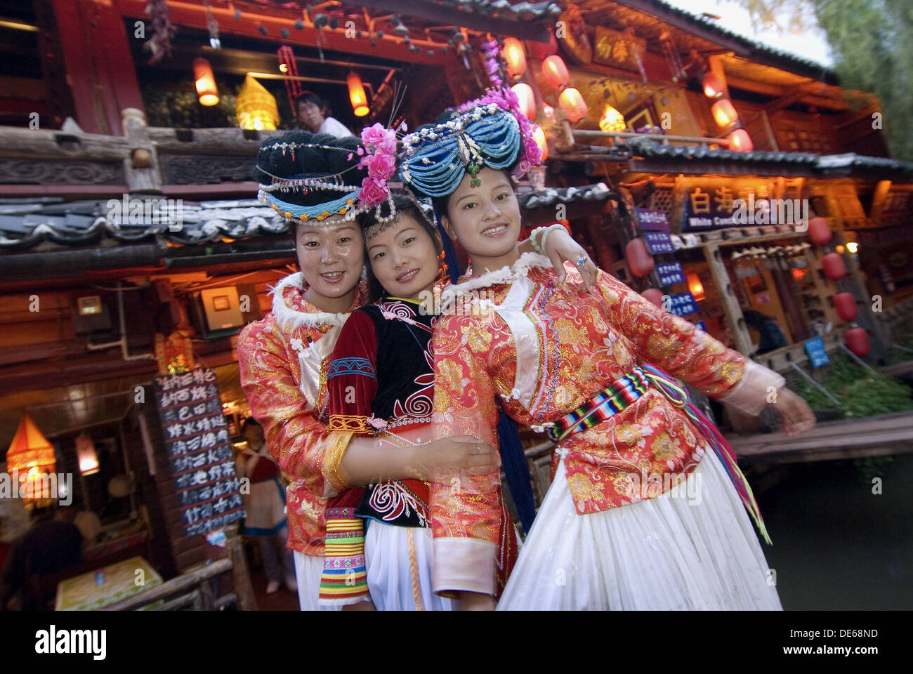 China traditional dress girl hi-res stock photography and images - Alamy