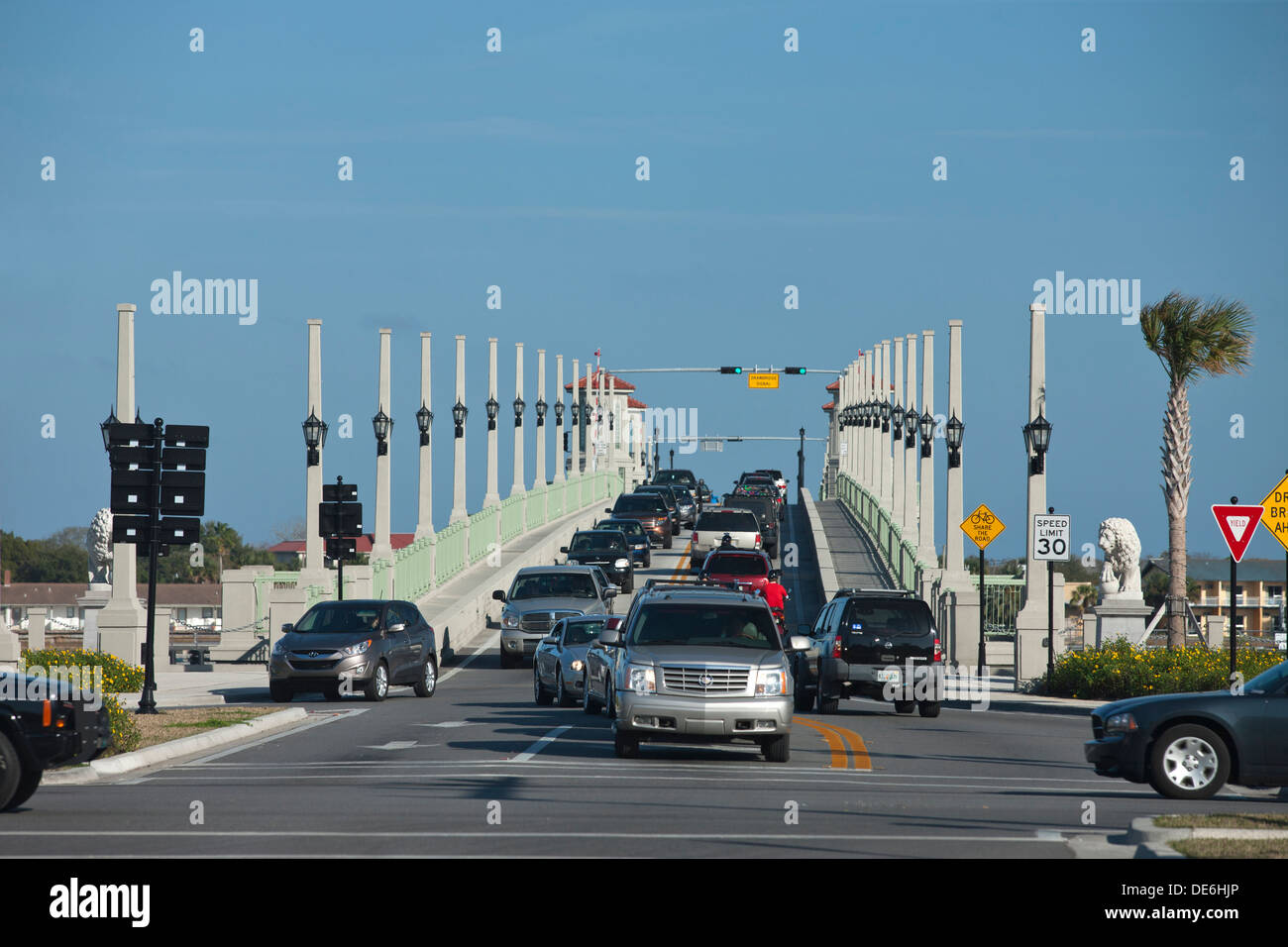 AUTO TRAFFIC CROSSING BRIDGE OF LIONS SAINT AUGUSTINE FLORIDA USA Stock Photo Alamy