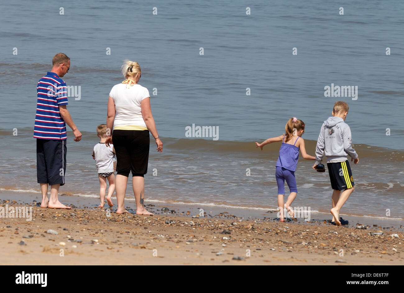 British beach family hi-res stock photography and images - Alamy