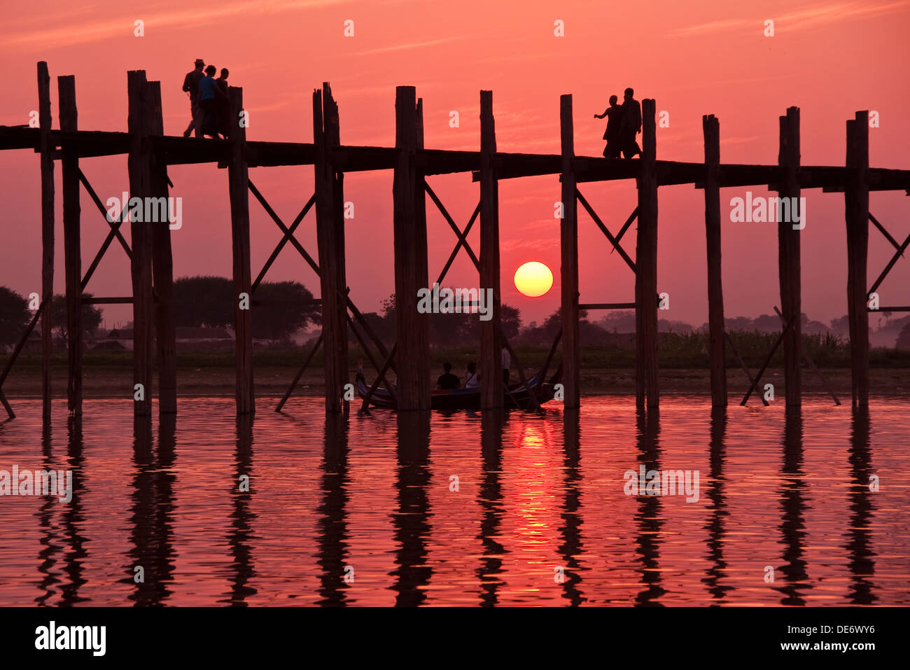Sunset at U Bien pedestrian bridge on Taungthaman Lake at Amarapura, near Mandalay. Stock Photo