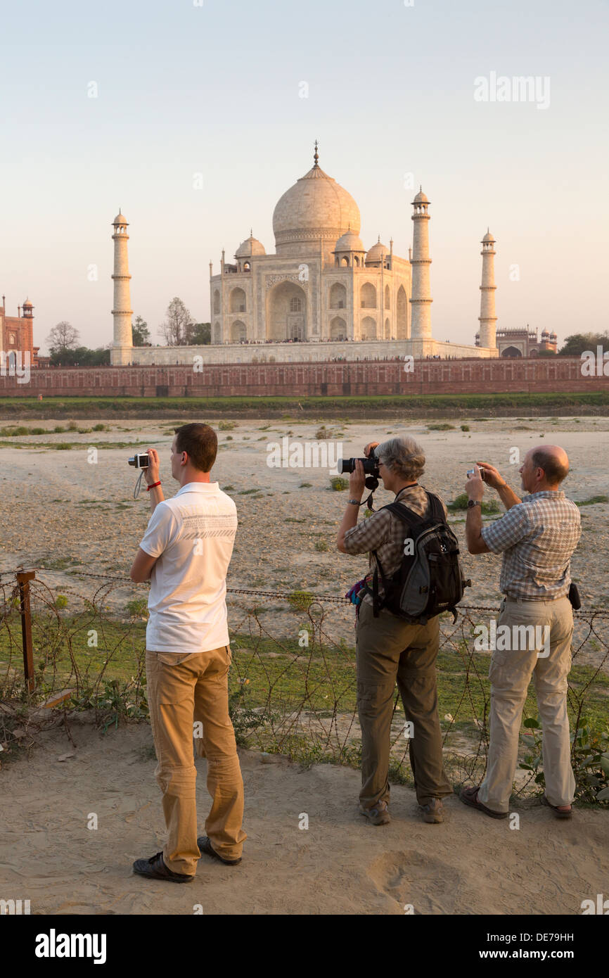 India, Uttar Pradesh, Agra, tourists apparently looking in the wrong direction near the Taj Mahal Stock Photo