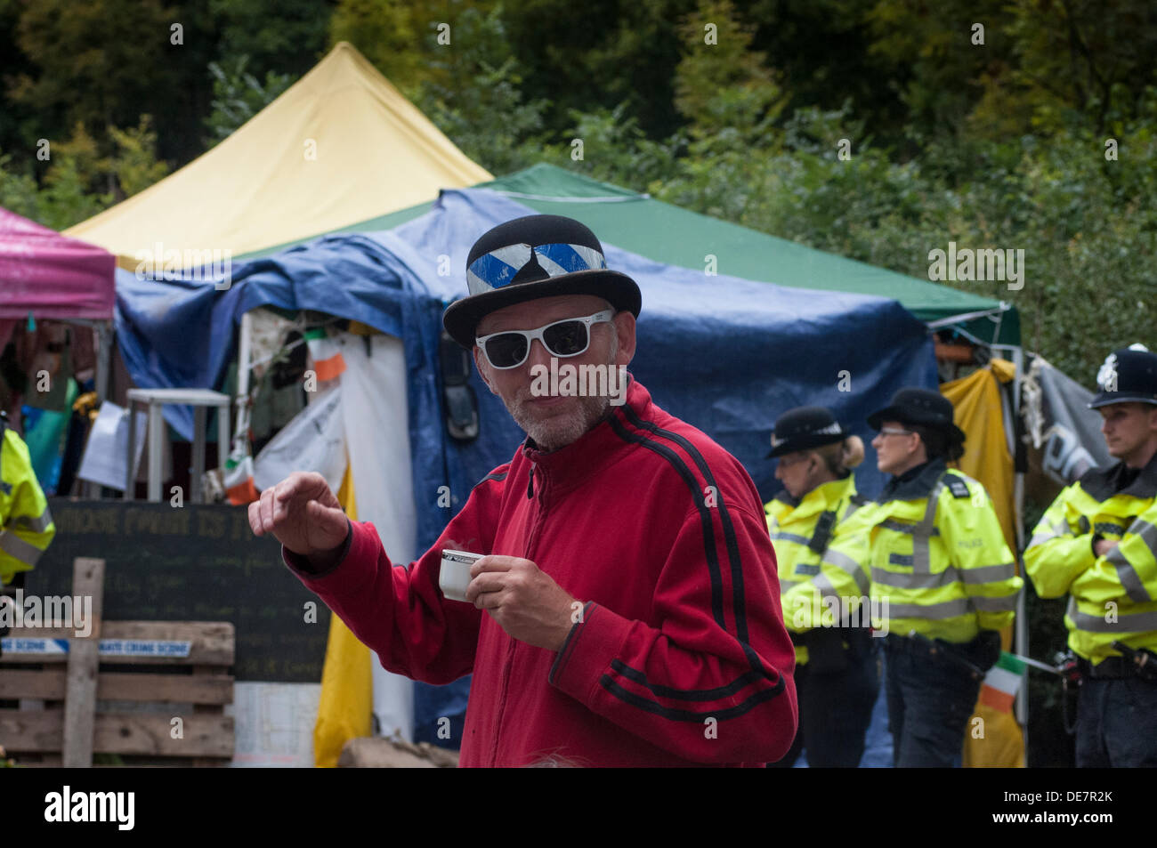 Balcombe, West Sussex, UK. 12th September 2013.  Environmental protester takes time out for tea at Cuadrilla site entrance.. The anti fracking environmentalists are protesting against test drilling by Cuadrilla on the site in West Sussex that could lead to the controversial fracking process. Credit:  David Burr/Alamy Live News Stock Photo