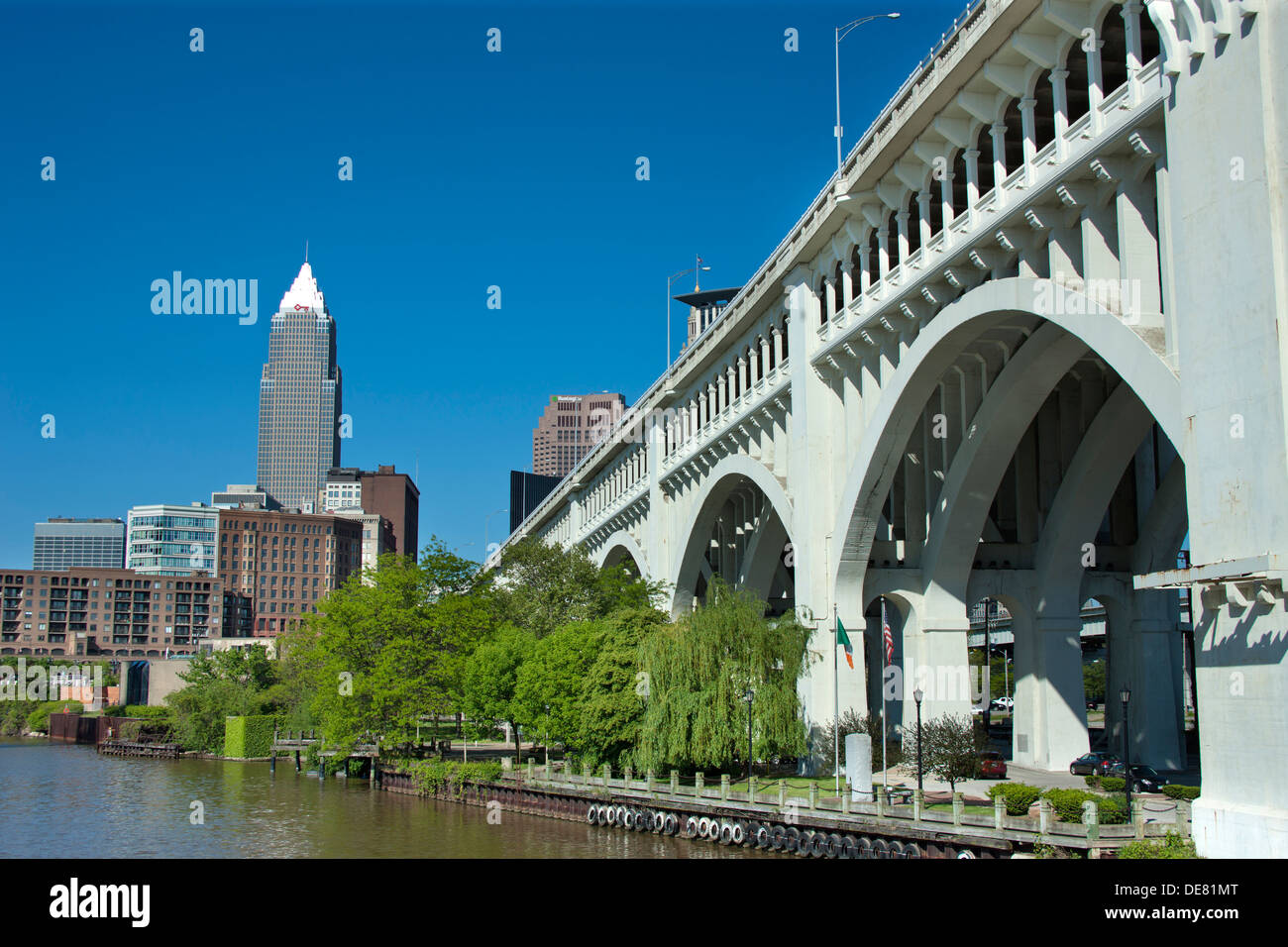 CUYAHOGA RIVER AT SETTLERS LANDING PARK DOWNTOWN SKYLINE CLEVELAND OHIO USA Stock Photo