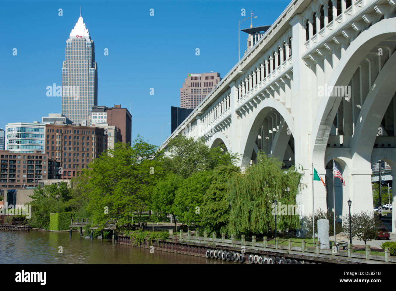 CUYAHOGA RIVER AT SETTLERS LANDING PARK DOWNTOWN SKYLINE CLEVELAND OHIO USA Stock Photo