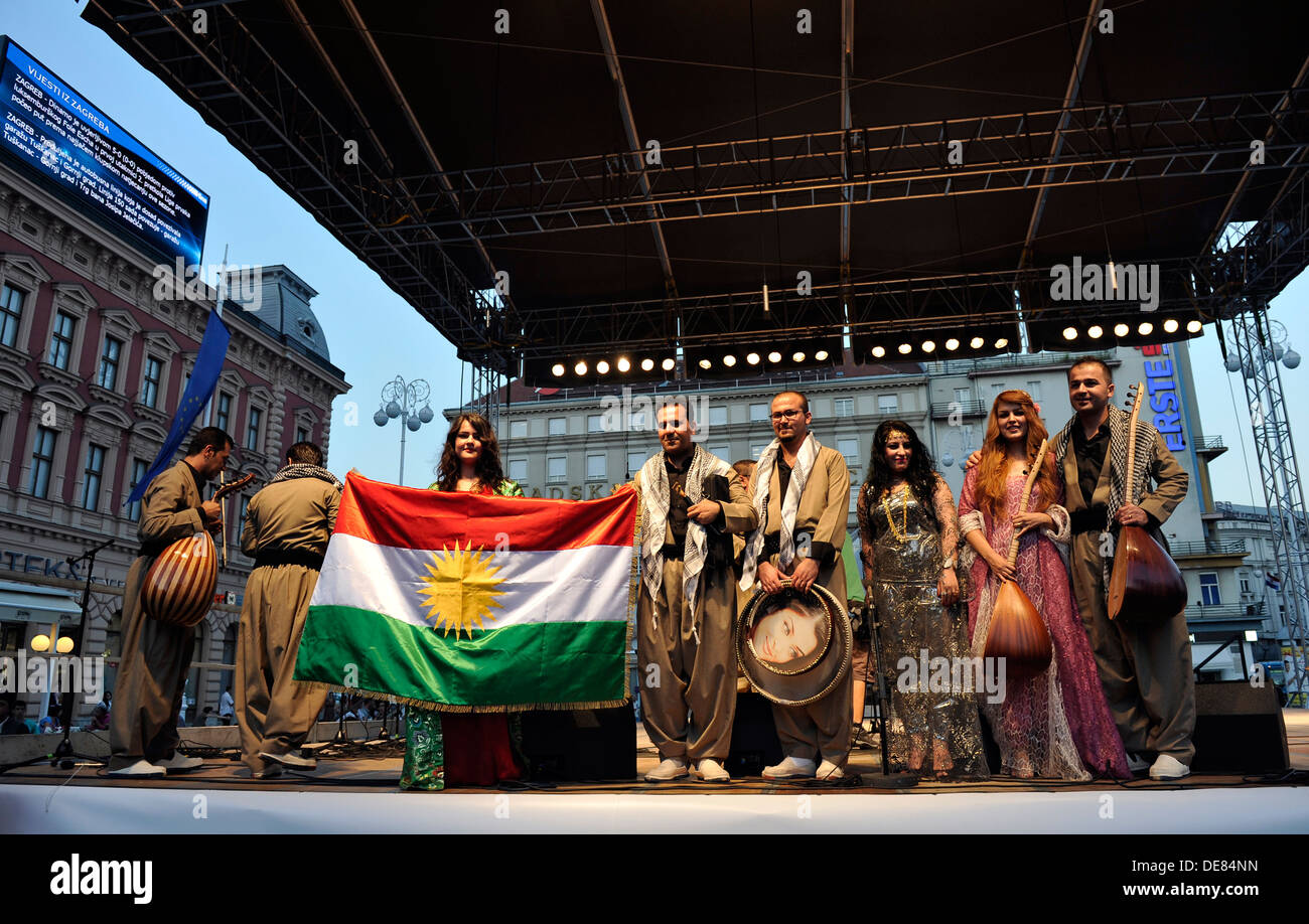 Kurdish dancers hi-res stock photography and images - Alamy