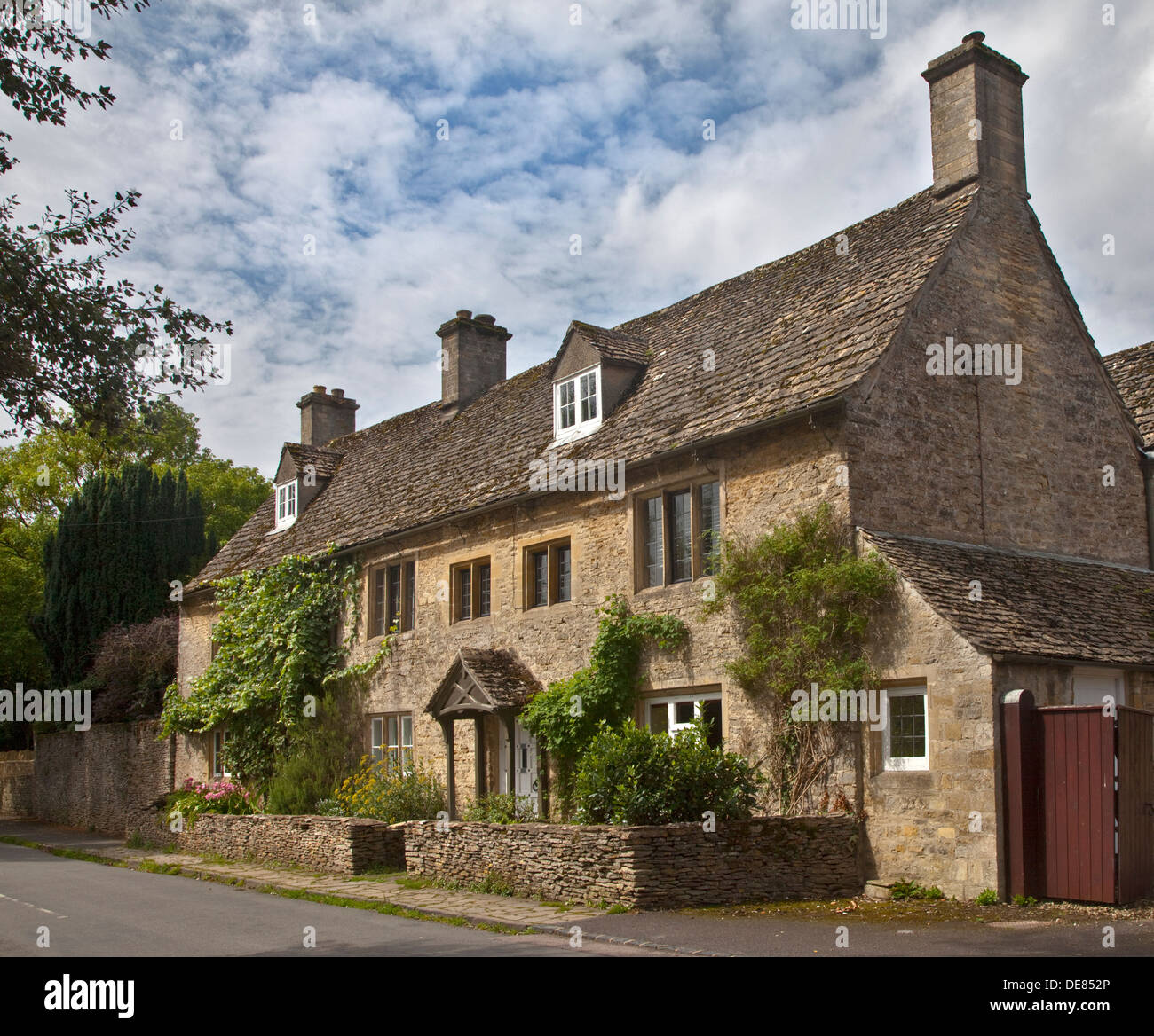 Cottages in Shilton, Oxfordshire, England Stock Photo