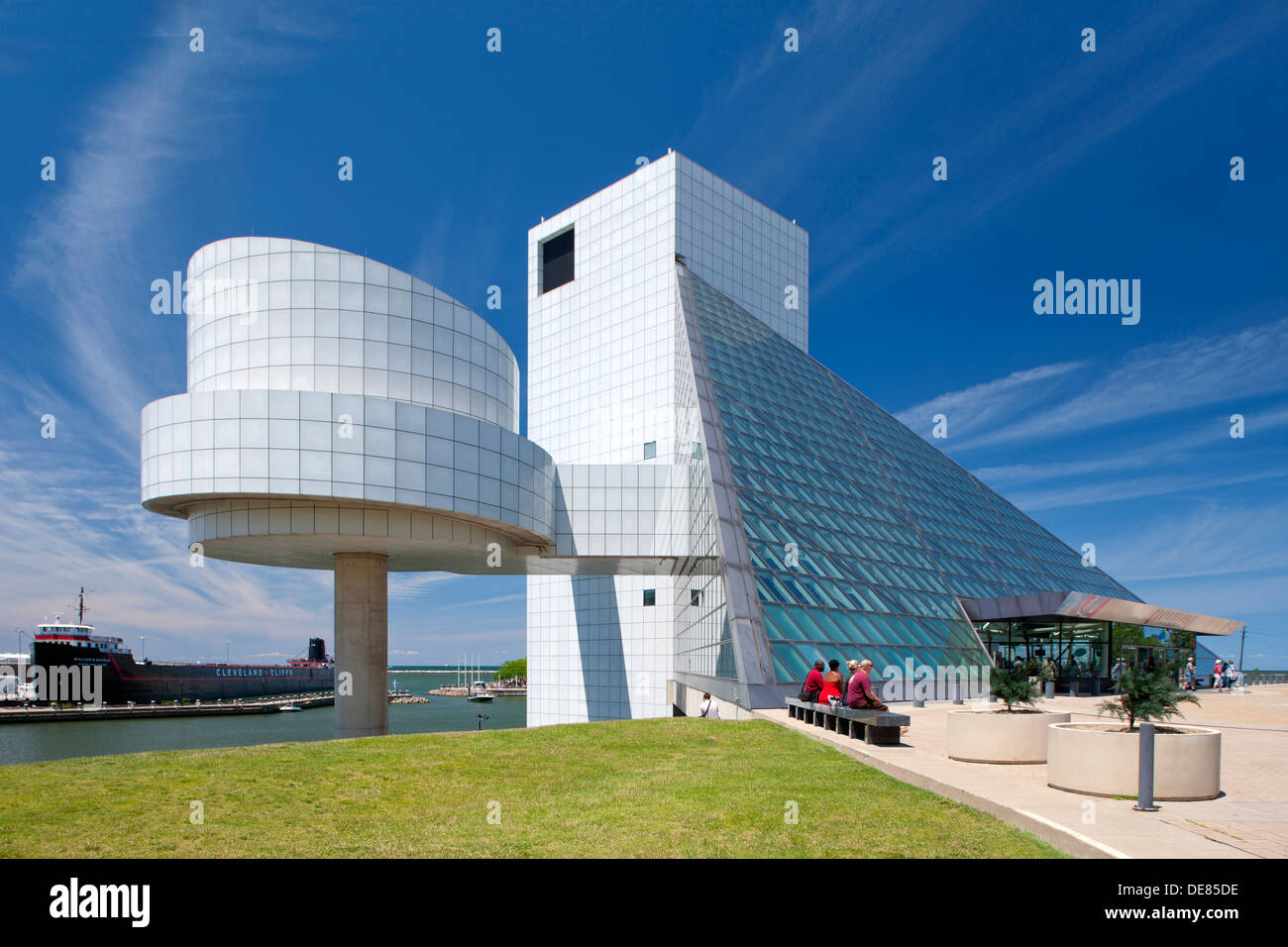 ROCK AND ROLL HALL OF FAME (©I M PEI 1995) DOWNTOWN CLEVELAND CUYAHOGA COUNTY OHIO USA Stock Photo