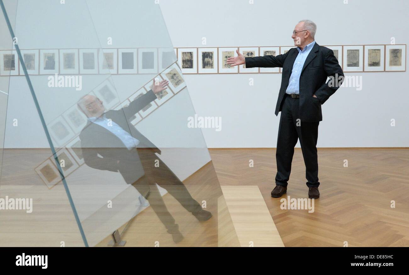 Artist Gerhard Richter stands in front of his installation '5 Glasses' (5 Scheiben) at Gallery New Masters (Gallerie Neue Meister) of the Dresden State Art Collection in Dresden, Germany, 13 September 2013. New works of the series 'Stripes and Glass' are presented at the exhibition between 14 September 2013 and 05 January 2014. Photo: HENDRIK SCHMIDT Stock Photo