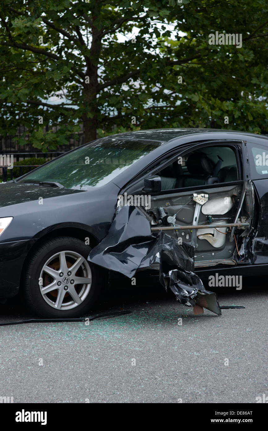 PARKED CRASHED AUTOMOBILE (©HONDA CORP 2008) DAMAGED BY SIDESWIPE COLLISION ON CURVE OF ROAD Stock Photo