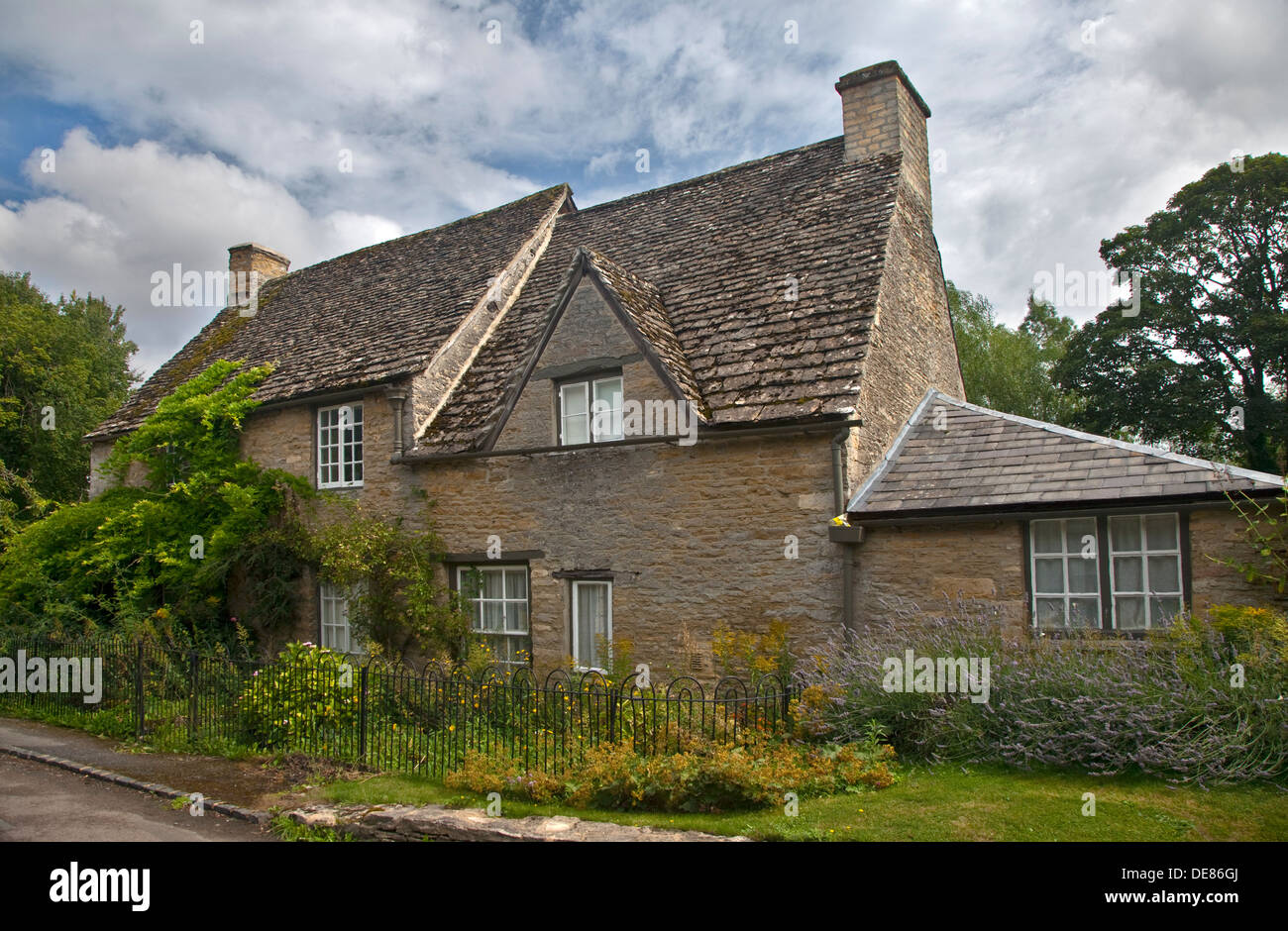 Cottage in Shilton, Oxfordshire, England Stock Photo