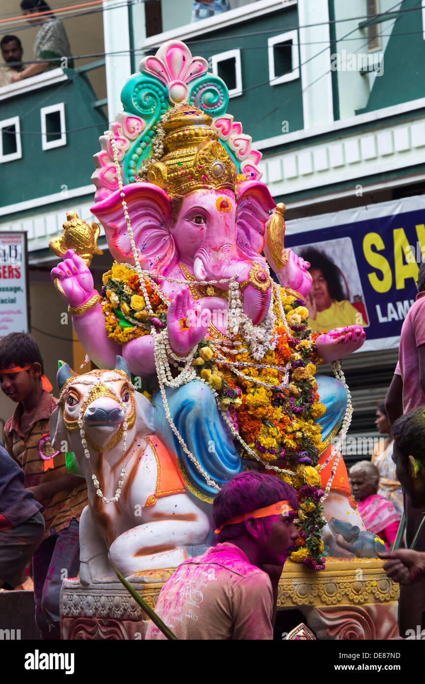 Indian People Worshiping Lord Ganesha Statue Ganesha Chaturthi Festival Puttaparthi Andhra