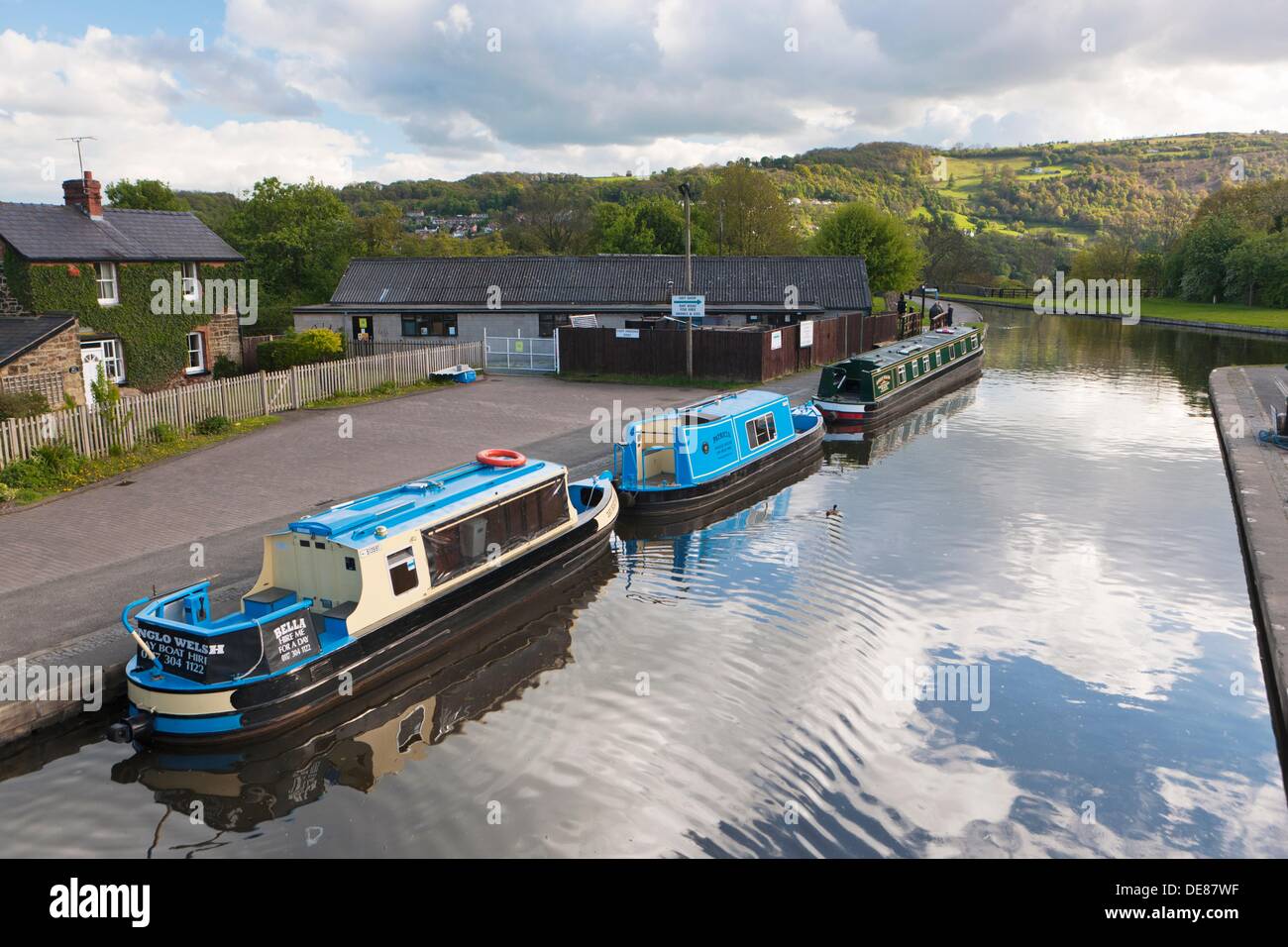 Pontcysyllte aqueduct carries llangollen canal hi-res stock photography ...