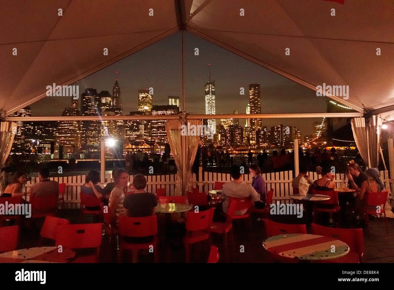 restaurant dining in Brooklyn Bridge park Stock Photo Alamy