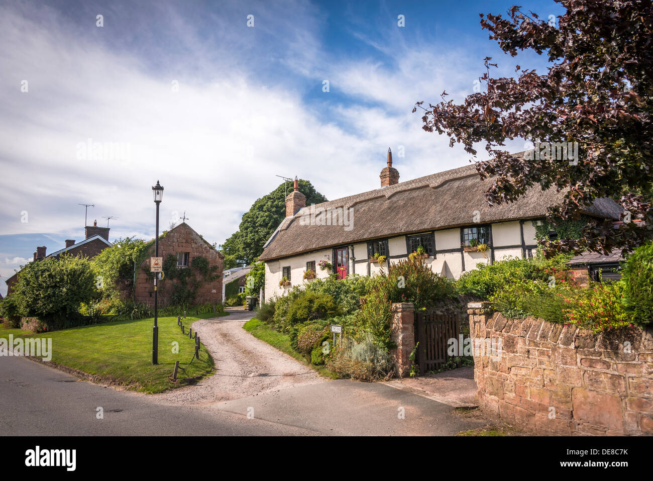 Burton a village on the Wirral Peninsula. Thatched cottage Stock Photo