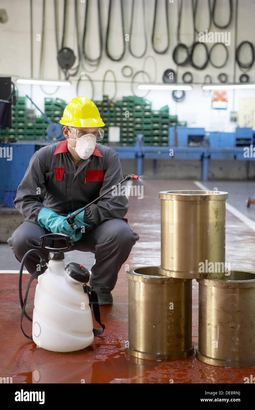 Industrial cleaning with spray, degreasing bronze bushes. Guipuzcoa