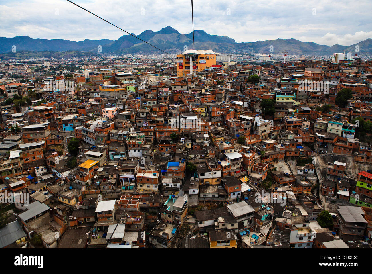 Complexo do Alemao, Rio de Janeiro favela, Brazil Gondola lift built by the Leitner-Poma group Stock Photo