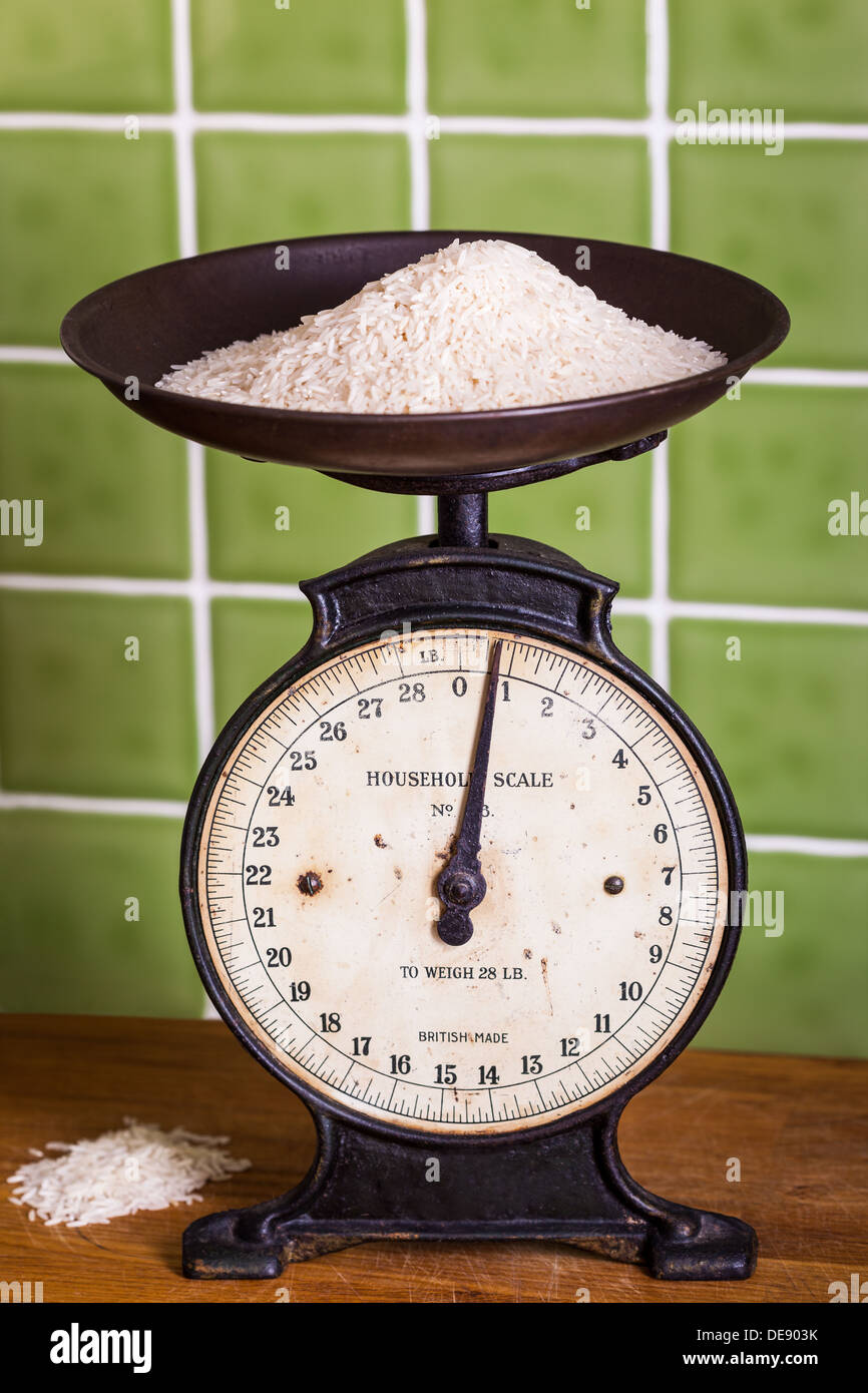 https://c8.alamy.com/comp/DE903K/old-mechanical-kitchen-scales-with-rice-in-the-pan-DE903K.jpg