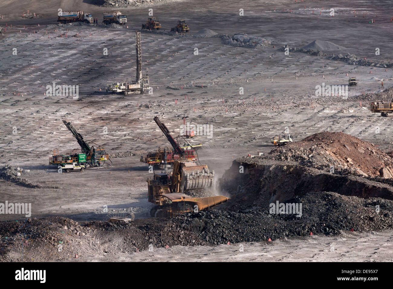 Komatsu Pc8000 Face Shovel Loading Dump Truck In Open Cut Super Pit Gold Mine Kalgoorlie Western Australia Stock Photo Alamy Komatsu Pc8000 Face Shovel Loading Dump Truck In Open Cut Super Pit Gold Mine Kalgoorlie Western Australia Stock Photo Alamy