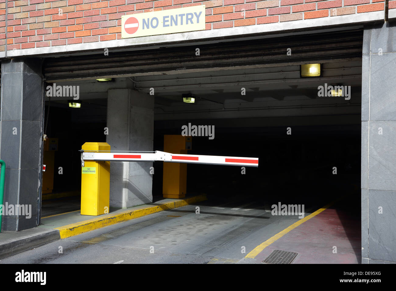 Car Main Entrance and Welcome Sign for Universal Orlando Resort Parking  Garage Editorial Photography - Image of business, architecture: 203589987
