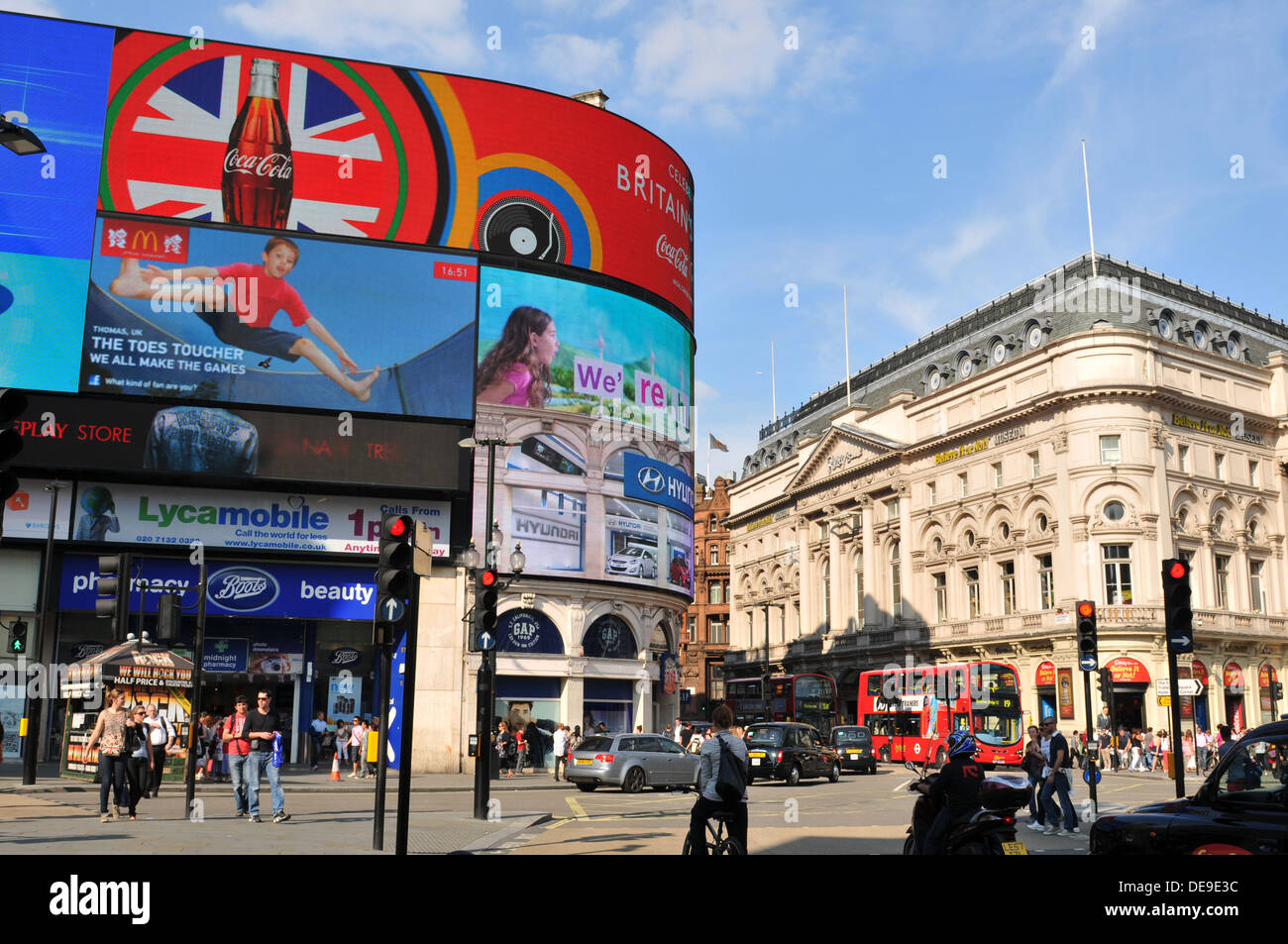 London, UK - 9 August, 2012: Tourists walk in Piccadilly Circus, major  commercial area of London, home of important landmarks Stock Photo - Alamy