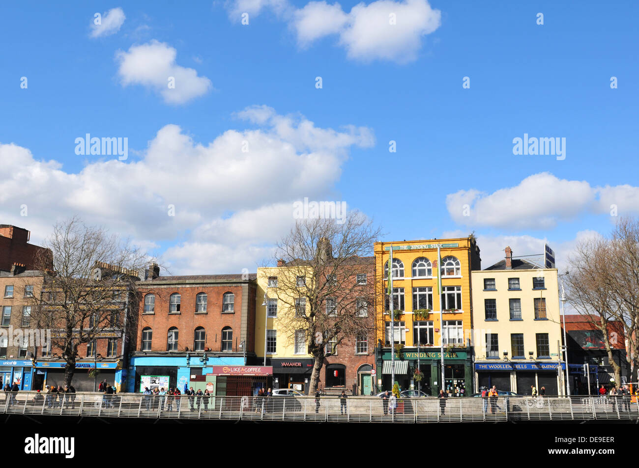 Buildings along river liffey hi-res stock photography and images - Alamy