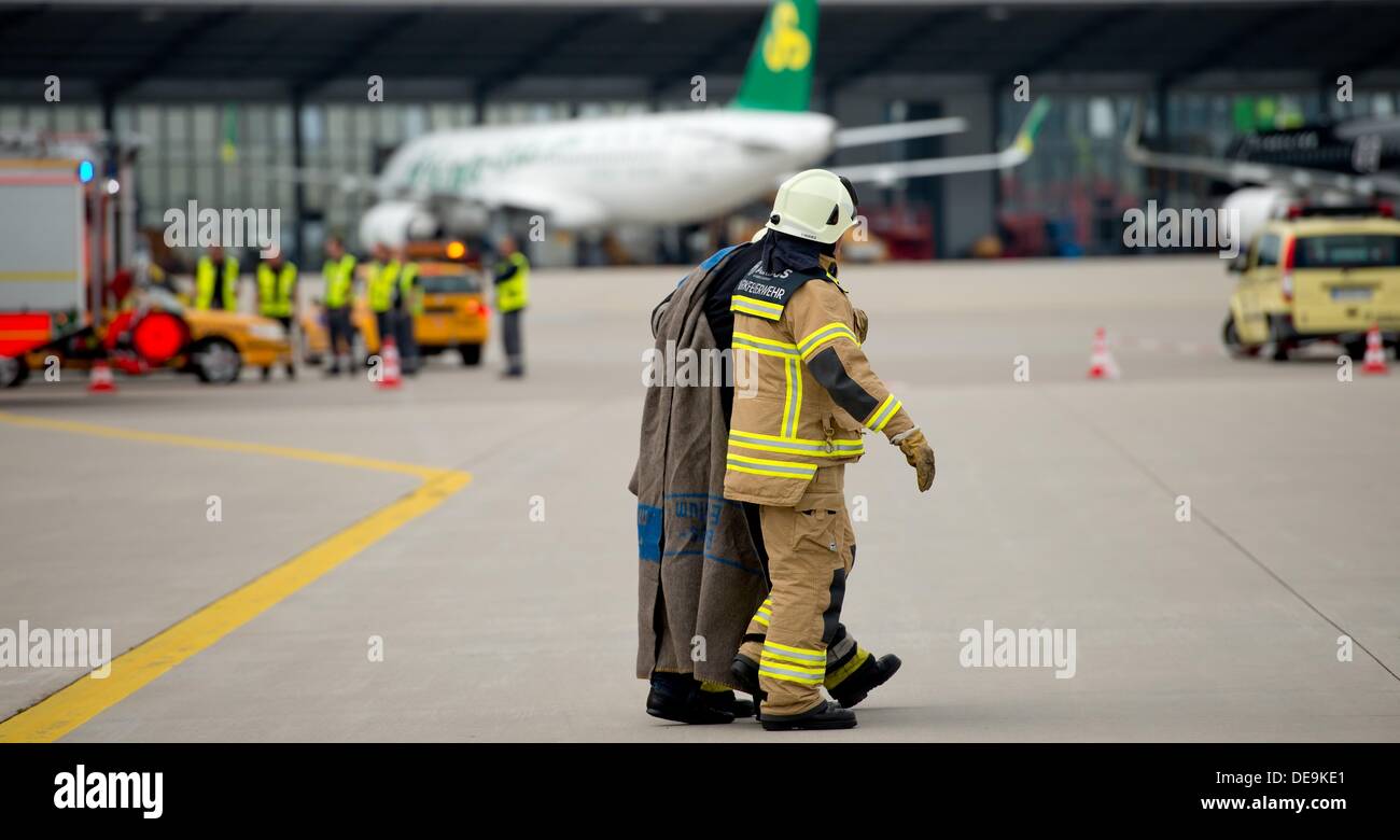Hamburg, Germany. 14th Sep, 2013. Rescue works take part in an training exercise rescuing injured people at the Airbus factory in Hamburg, Germany, 14 September 2013. City officials and municipal organizations are carrying out an emergency planning exercise with a fictional aircrash involving two planes over the city. Photo: SVEN HOPPE/dpa/Alamy Live News Stock Photo