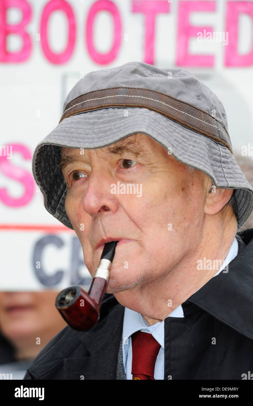 Tony Benn at an anti cuts rally in Glasgow Stock Photo