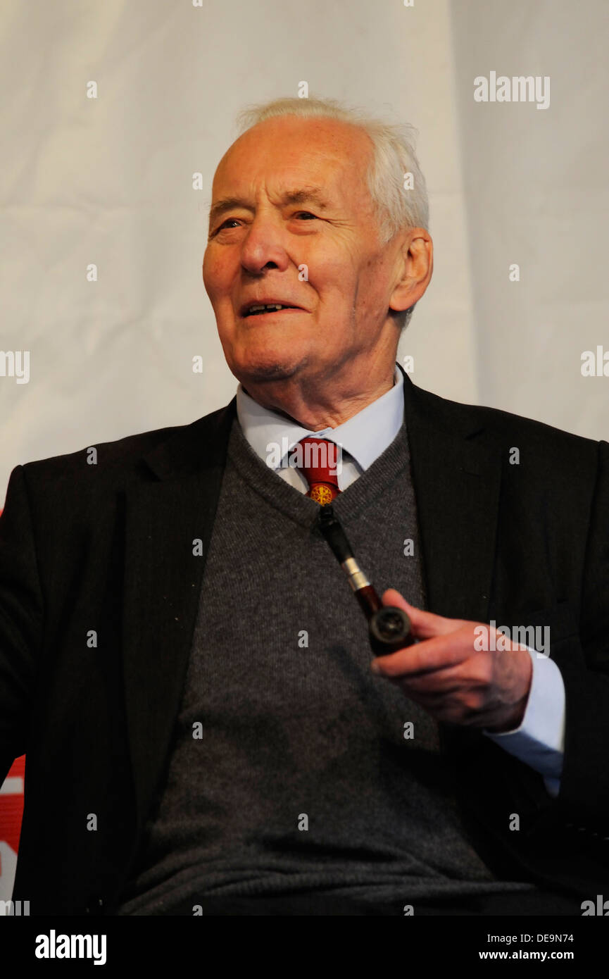 Tony Benn at an anti cuts rally in Glasgow Stock Photo