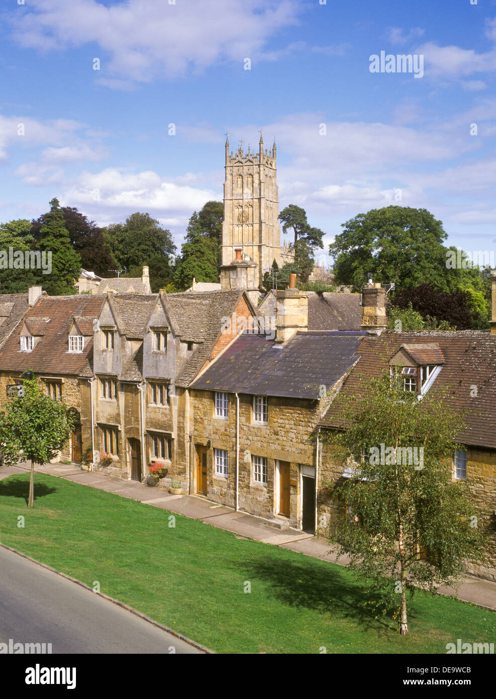 The High Street and St James church in the Cotswold town of Chipping Campden, Gloucestershire, UK Stock Photo