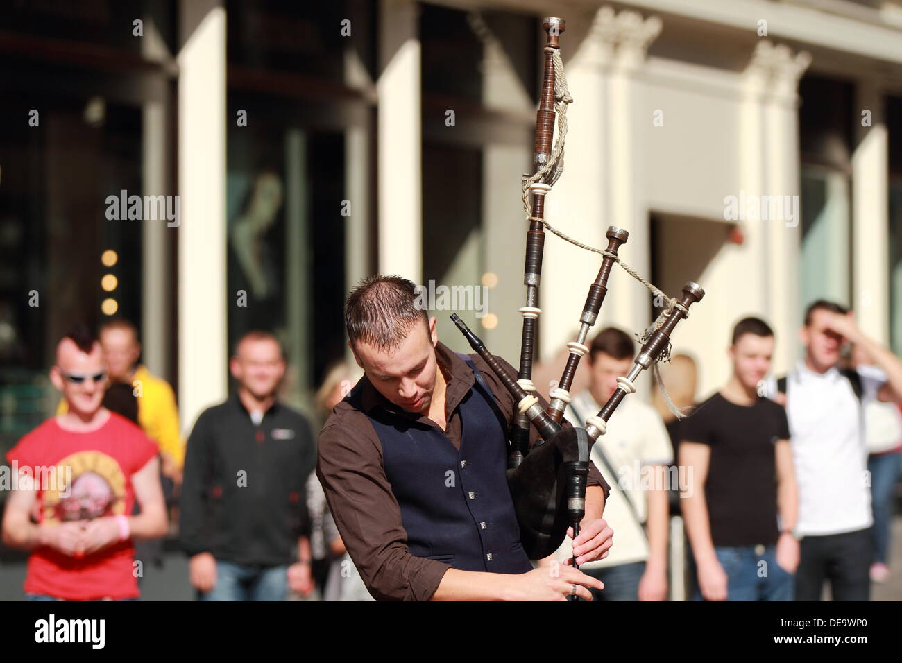 A bagpiper entertains shoppers in Buchanan Street, Glasgow, Scotland, UK music, show people. Stock Photo