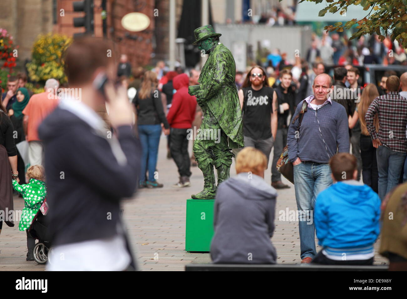 Street entertainer, performs statue pose for the crowds in Glasgow, Buchanan Street, Scotland, UK Stock Photo