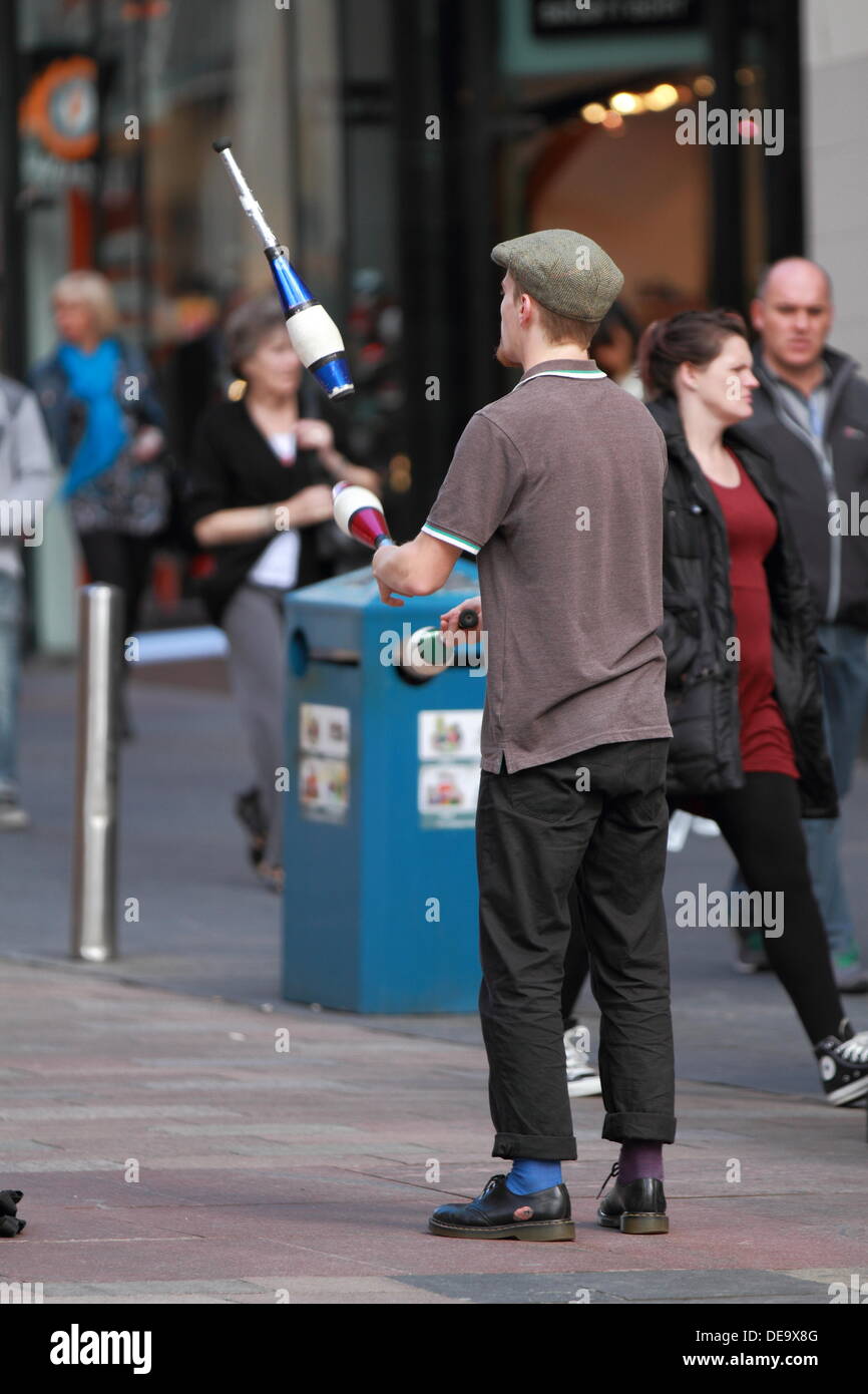A street juggler entertains shoppers in Buchanan Street, Glasgow, Scotland, UK Stock Photo