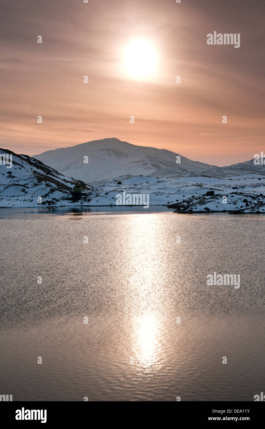 Moel Siabod & The Carneddau Mountains at Sunrise in Winter, Over Llyn Llydaw, Snowdonia National Park, North Wales, UK Stock Photo