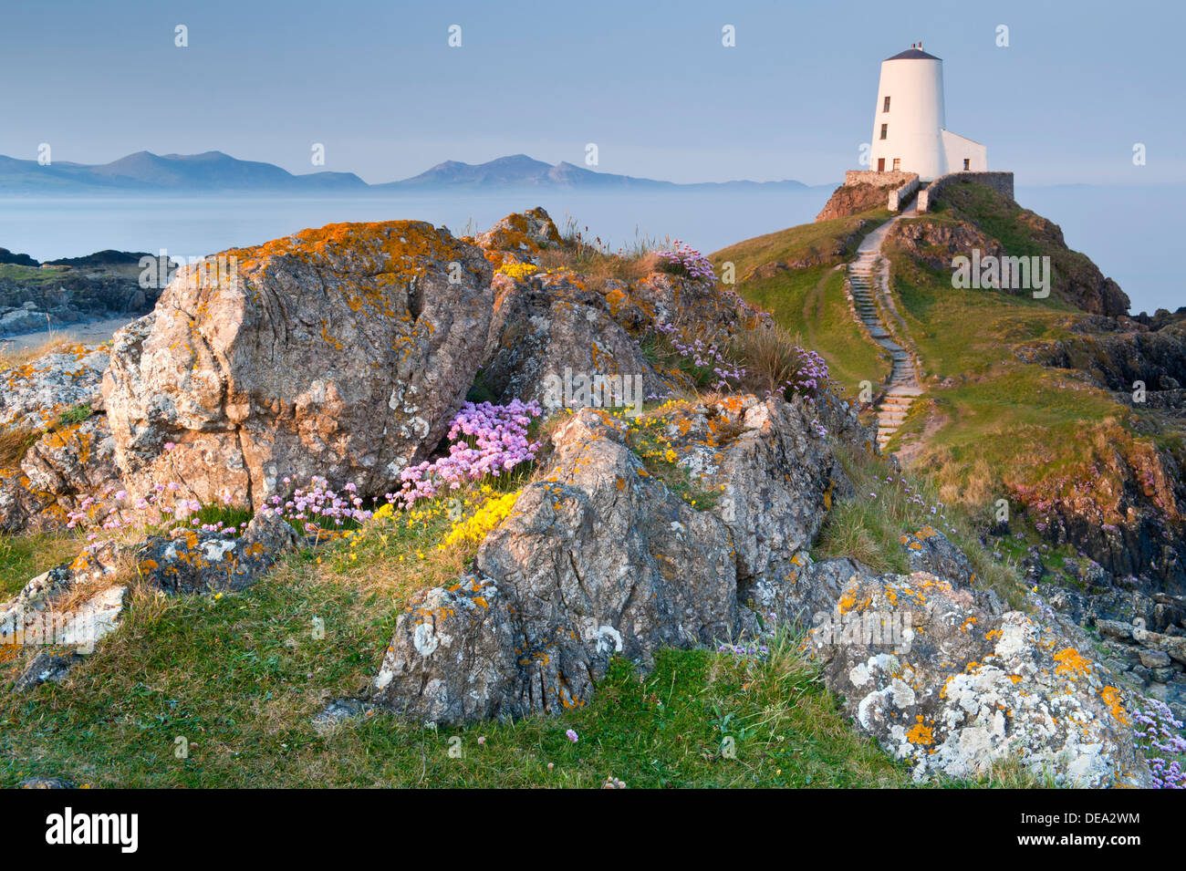 Tŵr Mawr Lighthouse backed by Lleyn Peninsula, Llanddwyn Island, Newborough, Anglesey, North Wales Stock Photo