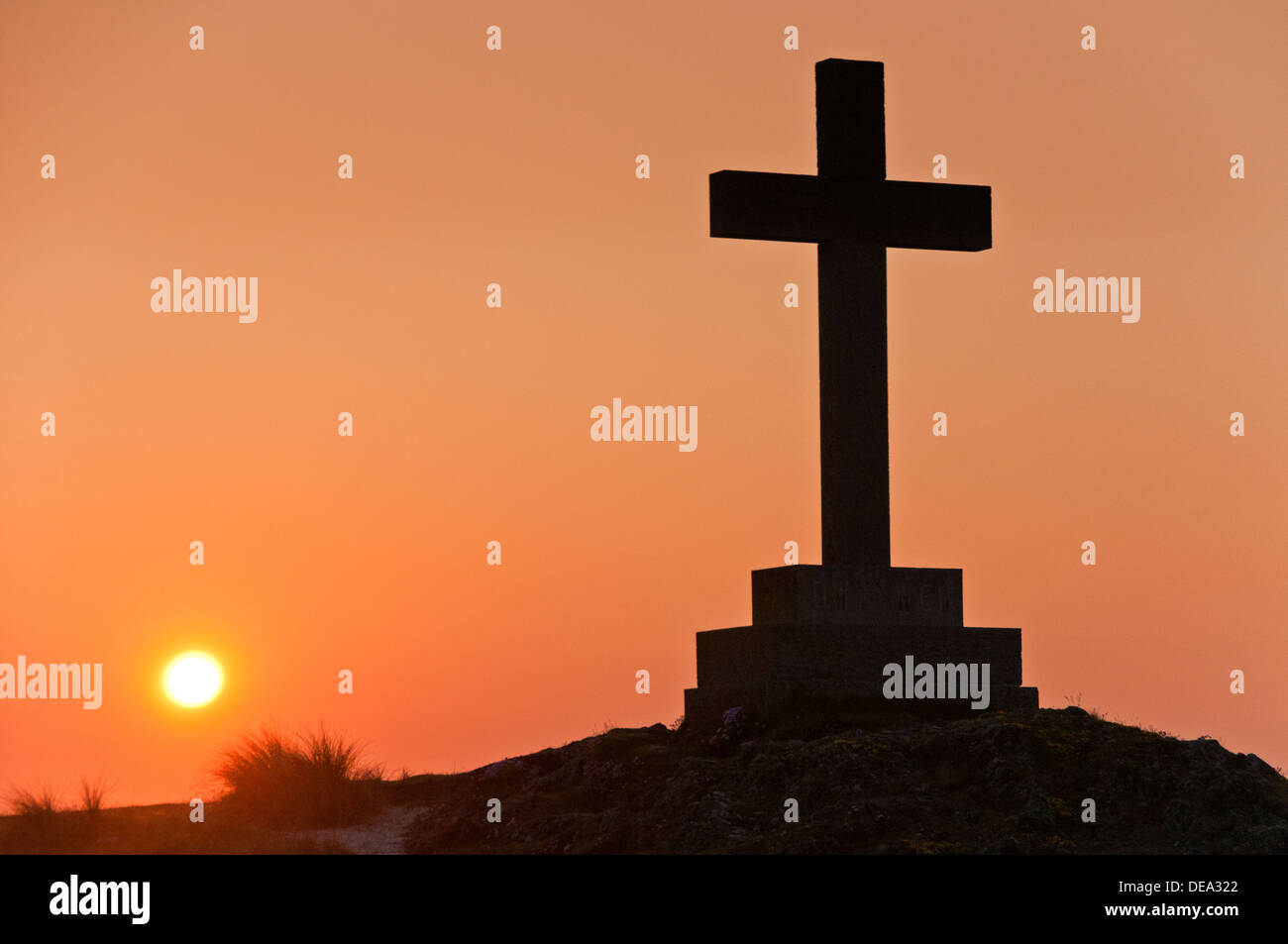 St Dwynwen's Stone Cross at Sunrise, Llanddwyn Island, Newborough, Anglesey, North Wales Stock Photo