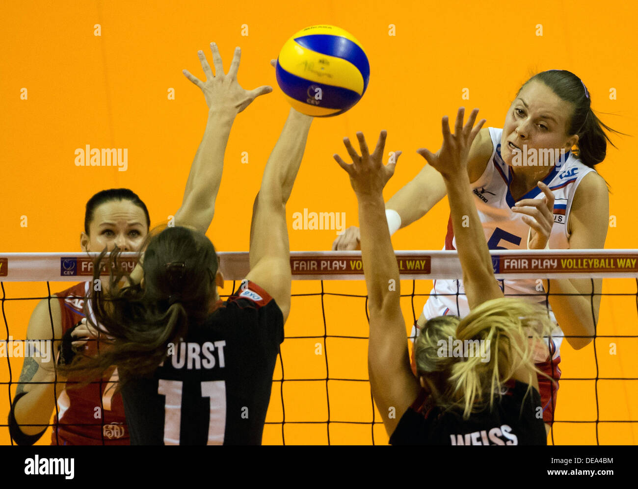 Russia's Alexandra Pasynkowa (R) in action during their women's CEV  Volleyball European Championship final match between Germany and Russia at  Max-Schmeling-Hall in Berlin, Germany, 14 September 2013. Photo: Soeren  Stache/dpa +++(c) dpa -