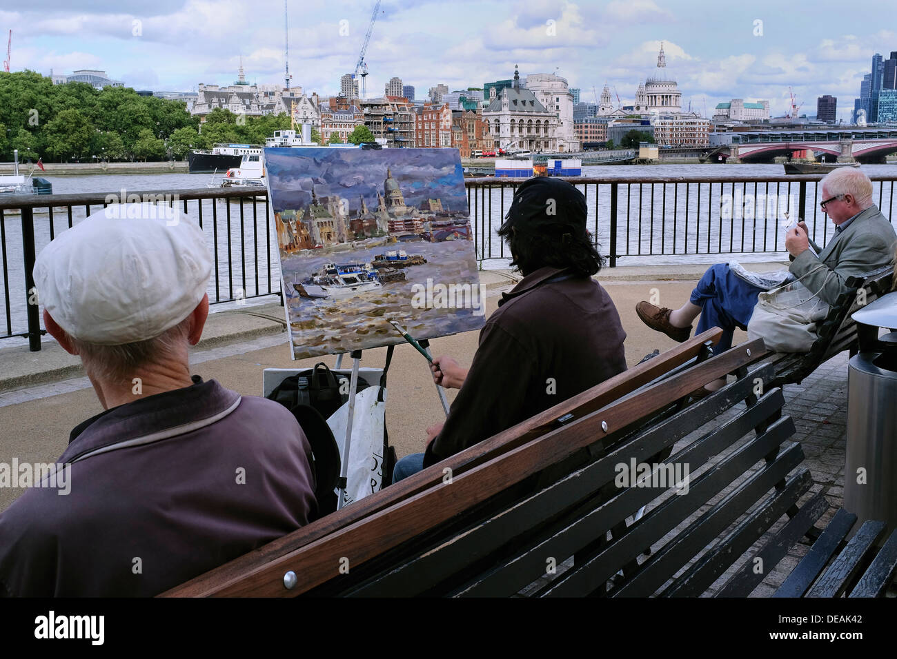 Artist painting River Thames scene, Southbank, London, UK Stock Photo