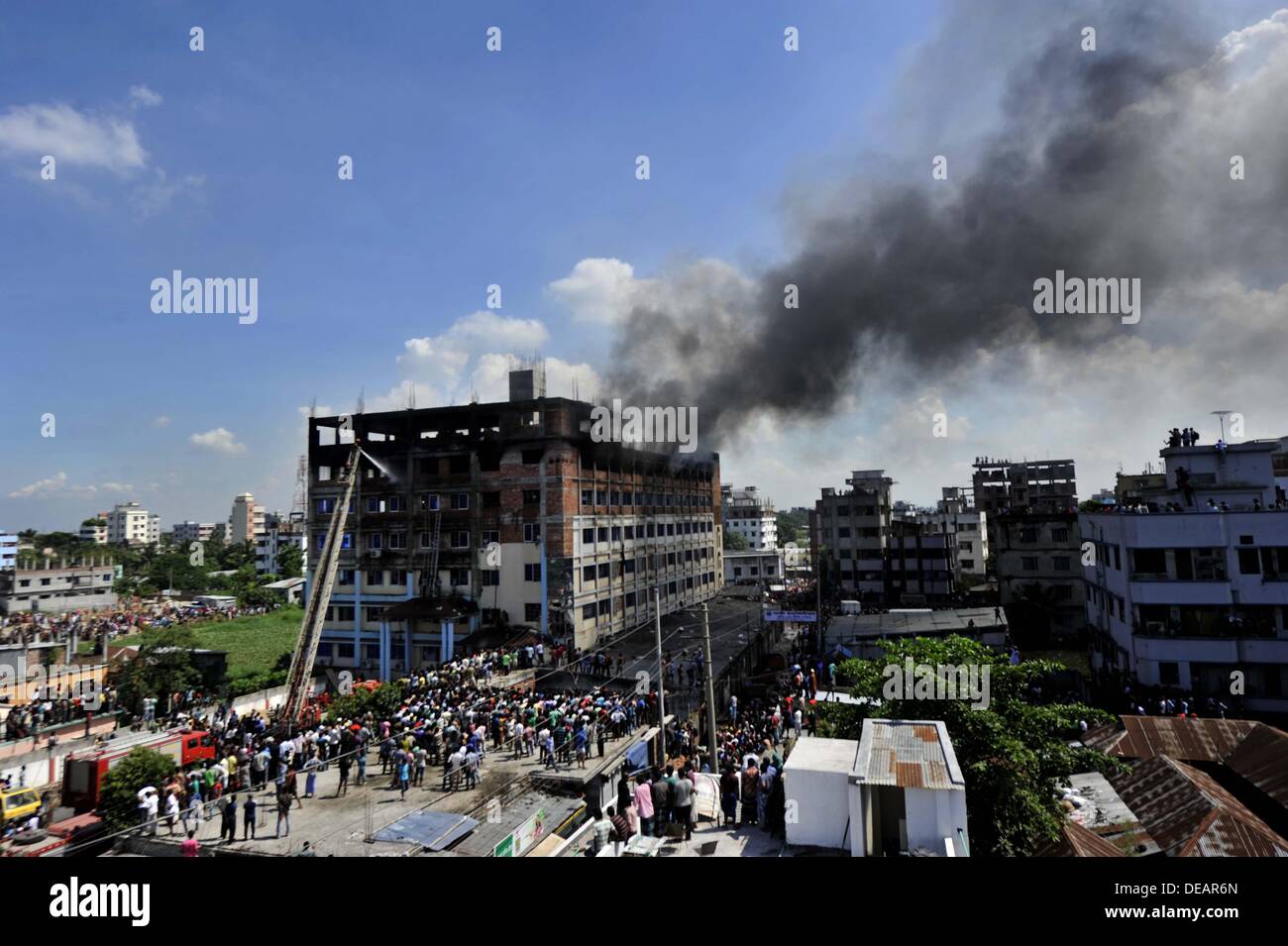 Dhaka, Bangladesh, India. 15th Sep, 2013. Smoke billows from a burning