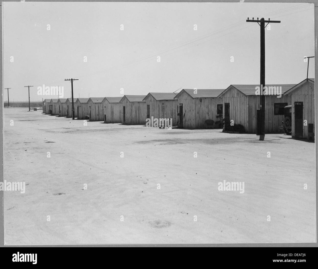 Rear Shafter, Kern County, California. Company housing for potato and cotton pickers on U.S. Highway . . . 521714 Stock Photo