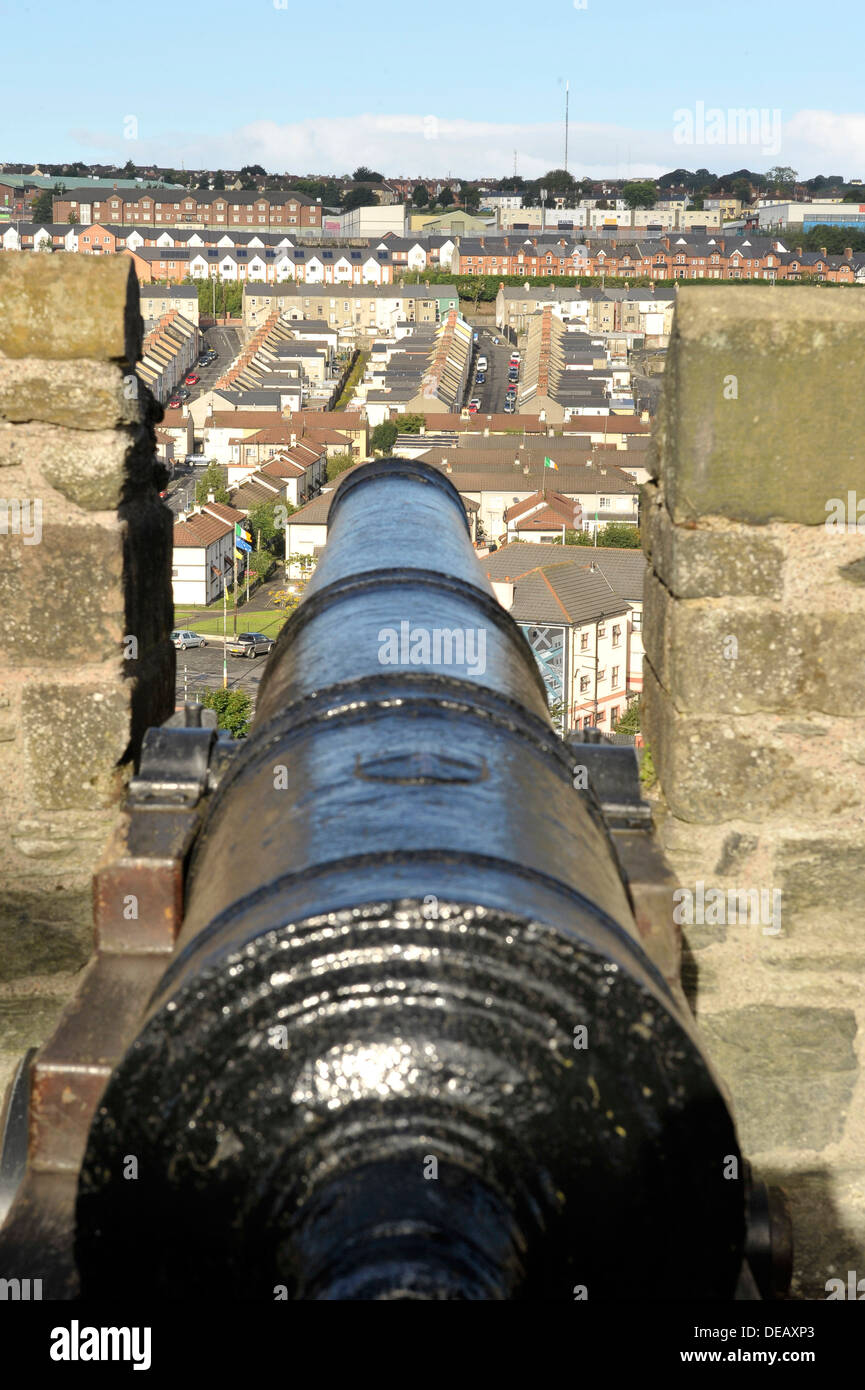 Cannon from the Siege of Derry overlooking the nationalist Bogside, Derry, Londonderry, Northern Ireland,UK Stock Photo
