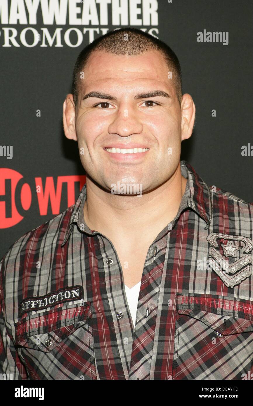 Cain Velasquez Stock Photos & Cain Velasquez Stock Images - Alamy