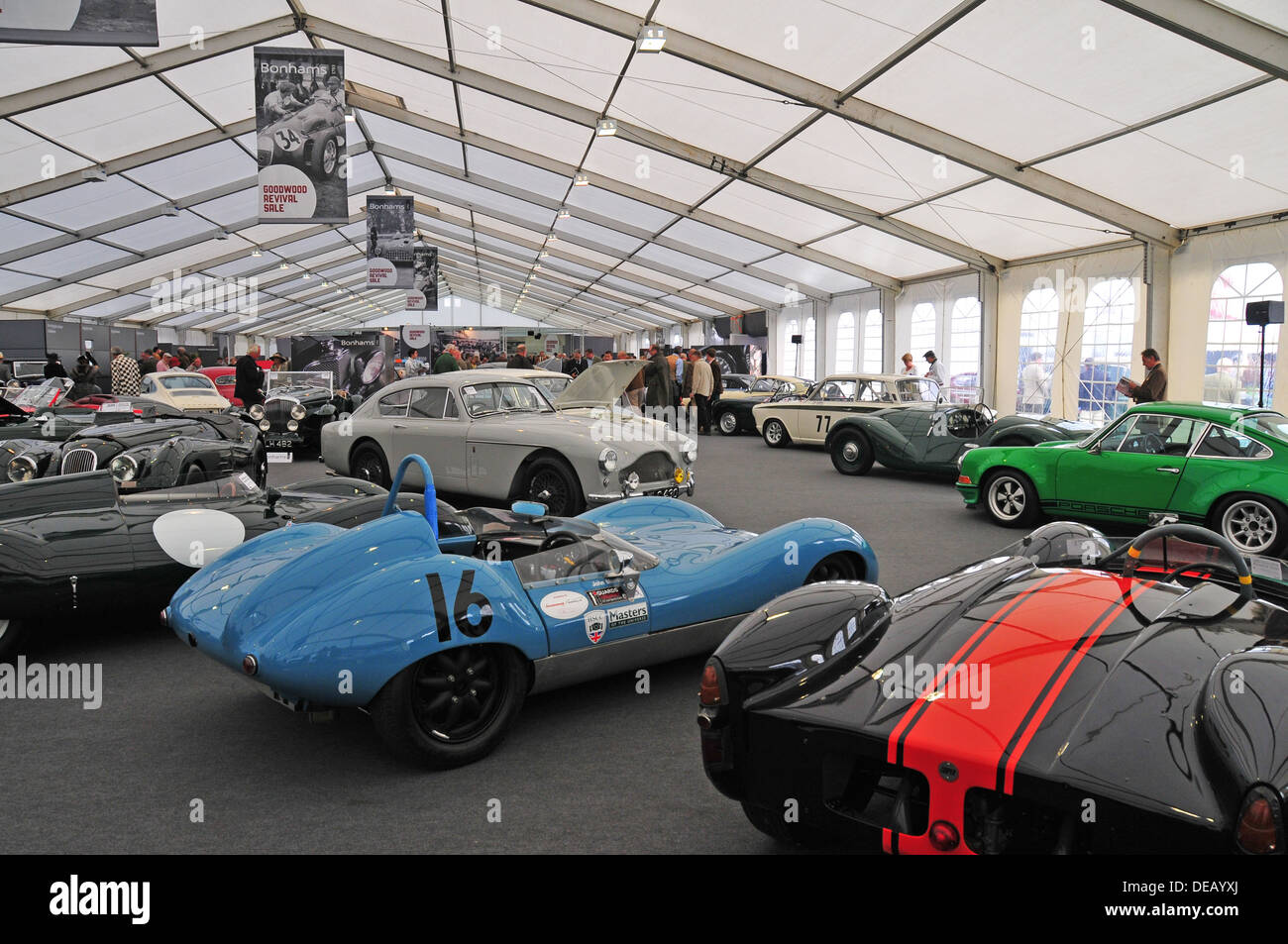 Classic vintage car racing goodwood hires stock photography and images