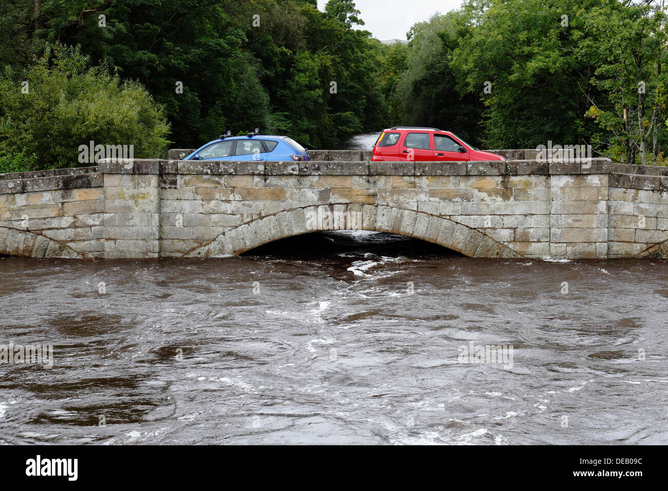 Lochlip Road, Lochwinnoch, Renfrewshire, Scotland, UK, Sunday, 15th September, 2013. Cars cross the old stone bridge after heavy rain caused high river levels and fast flowing water on the River Calder Stock Photo