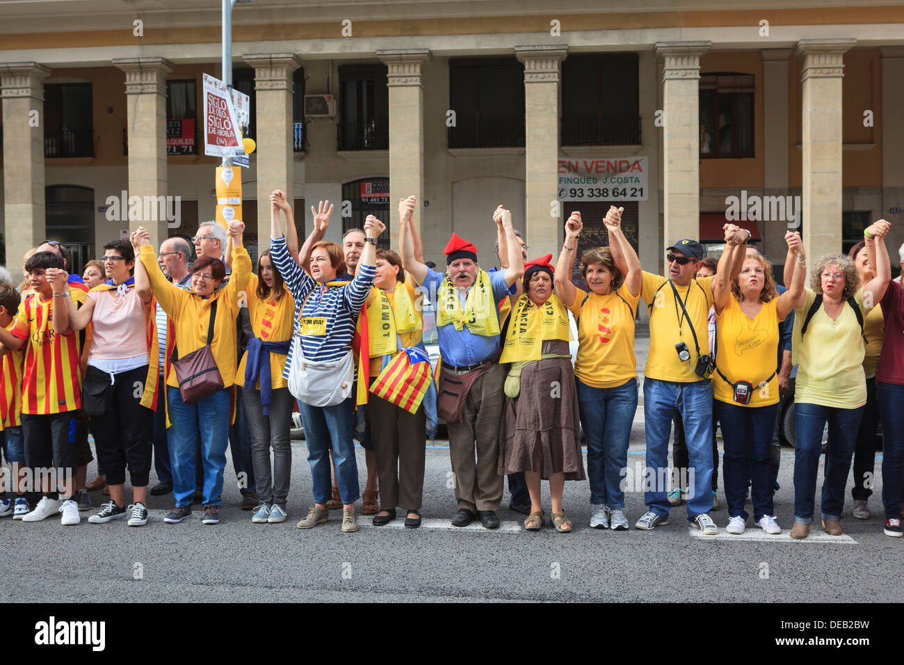 Barcelona, Catalonia, Spain. Wednesday 11th September. People holding hands for the Catalan Way. Stock Photo