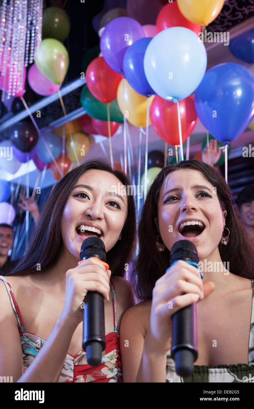 Караоке воздушный шар. Поющие вместе. Karaoke Bar logo.
