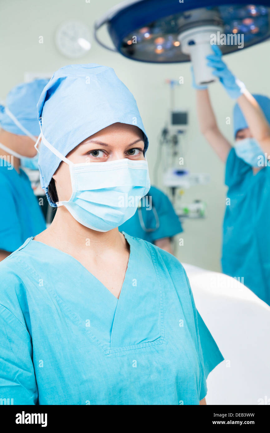 Surgeon wearing surgical mask hi-res stock photography and images - Alamy