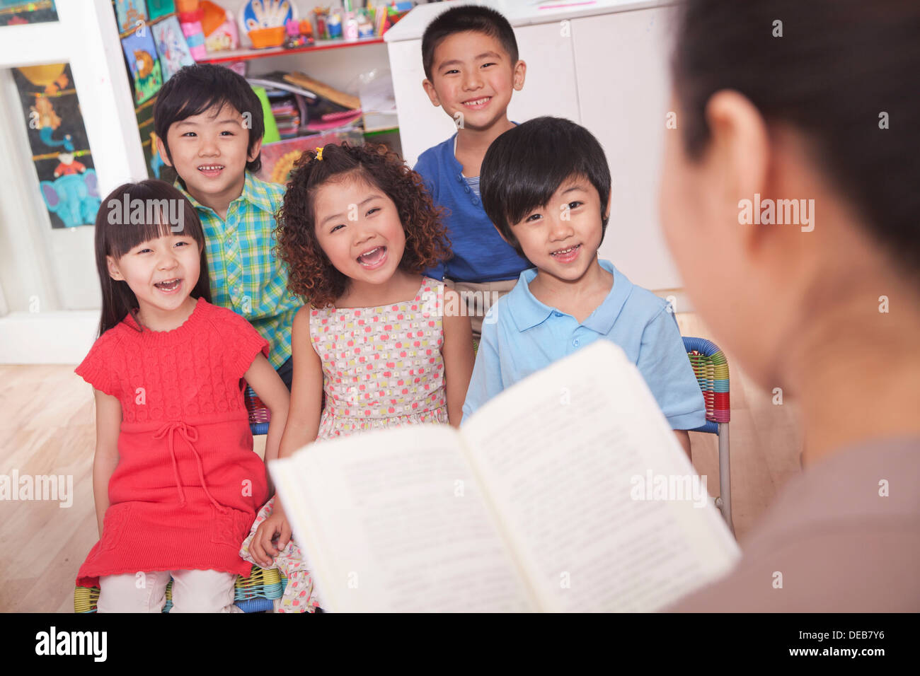 Teacher Reading to Her Students Stock Photo - Alamy