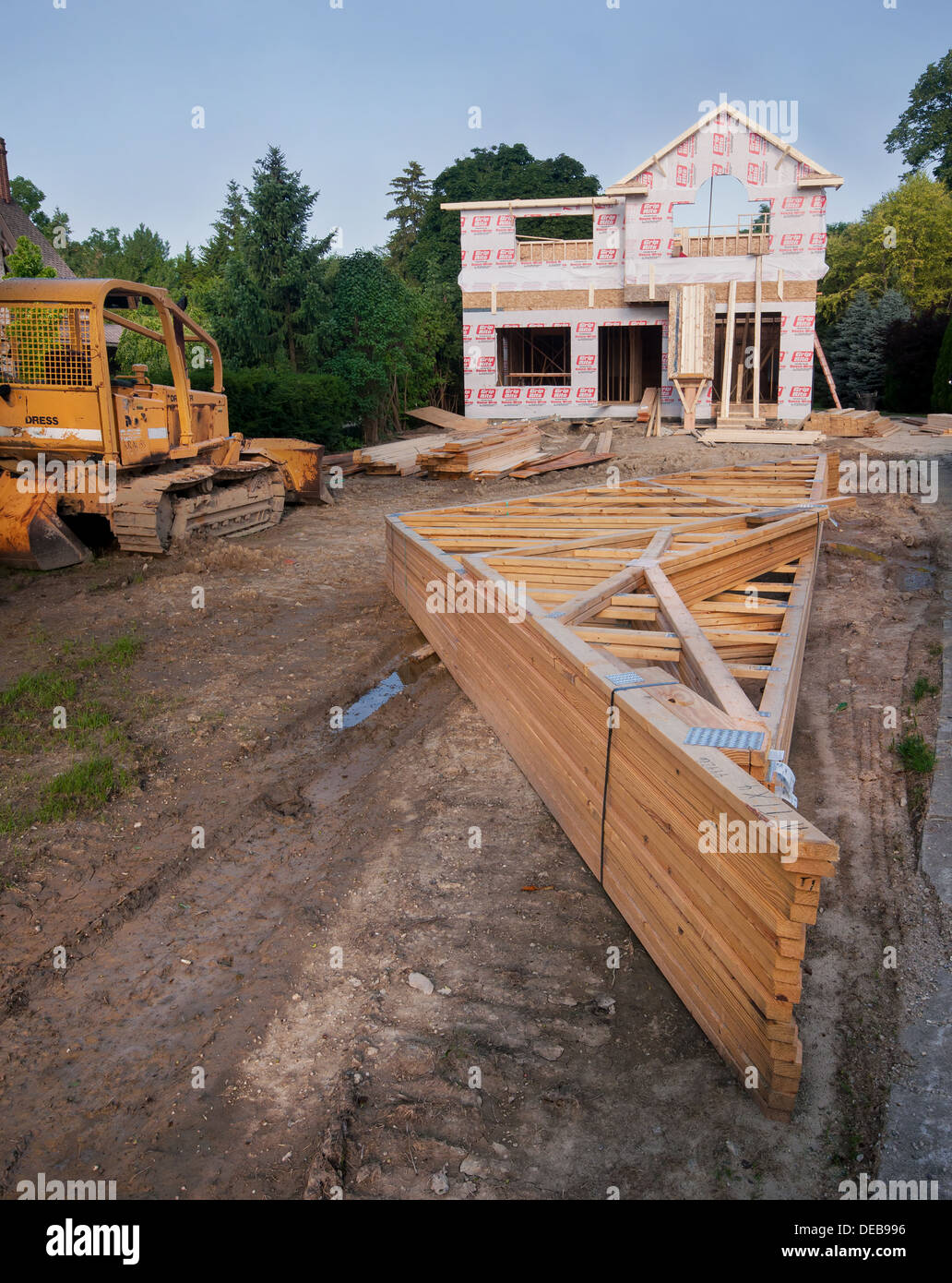 SUBURBAN DETROIT HOUSING CONSTRUCTION- SUMMER 2013 Outer frame of new home constrution pre-fab lumber and workers Stock Photo